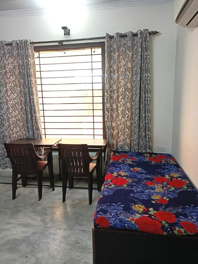 sarswati niwas girls pg near gargi colleges